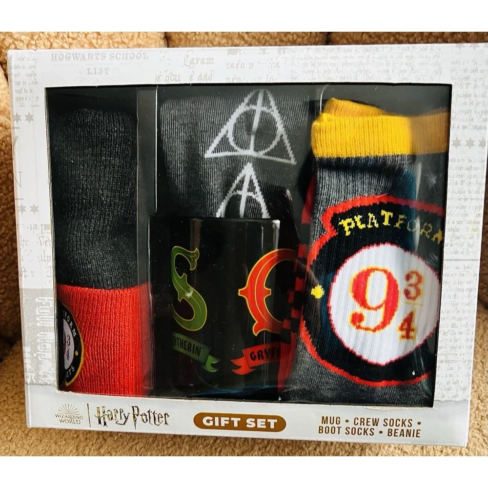 Harry Potter Gift and Friends Gift Set [ Mug, Crew Socks, Boot Socks, Beanie ]